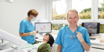 Herr Dr. Huvendiek in Behandlungsraum